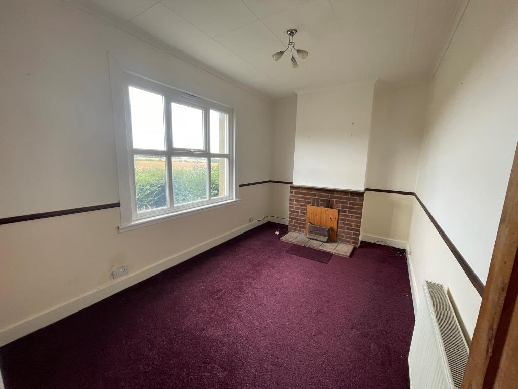 Lot: 10 - THREE-BEDROOM SEMI IN RURAL LOCATION - Dining room